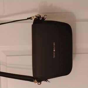 Tommy Hilfiger Elegant Black Crossbody Bag